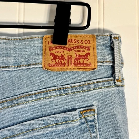 Levi’s 711 Skinny Women’s Jeans Light Wash Distressed Hem Size 29 - Picture 9 of 16